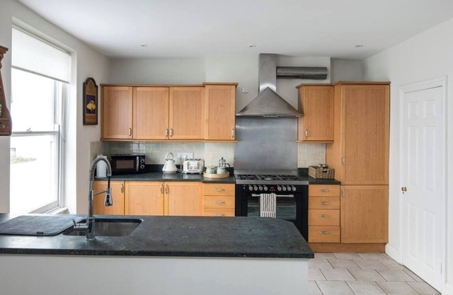 Charming Fulham Home - Spacious with Modern Touches!