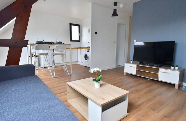 Charming, fully-equipped, refurbished F2.