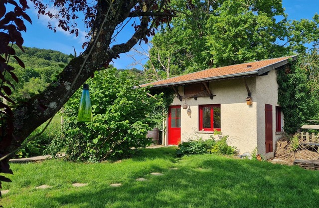 Charming Garden Retreat: Cozy Studio, Private Terrace, Near Vineyards & Forest Trails