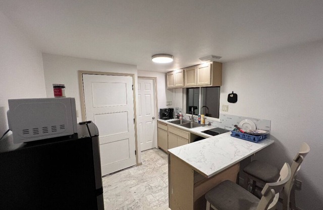 Charming Getaway: Cozy Comfort & Modern Amenities in a Prime Location