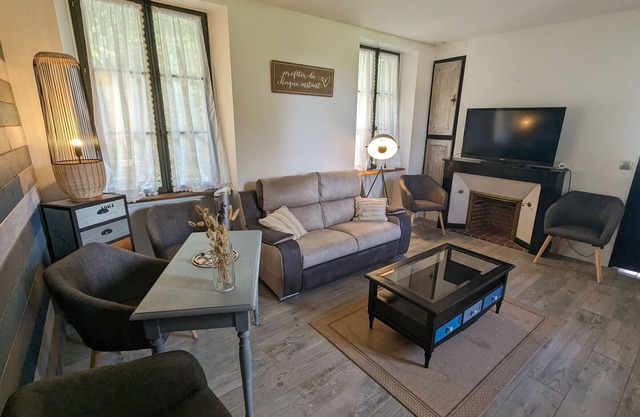 Charming Gîte in Medieval Town with Private Garden and Nearby Historic Sites