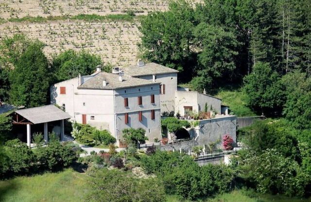 Charming gîte with swimming pool in a house full of character