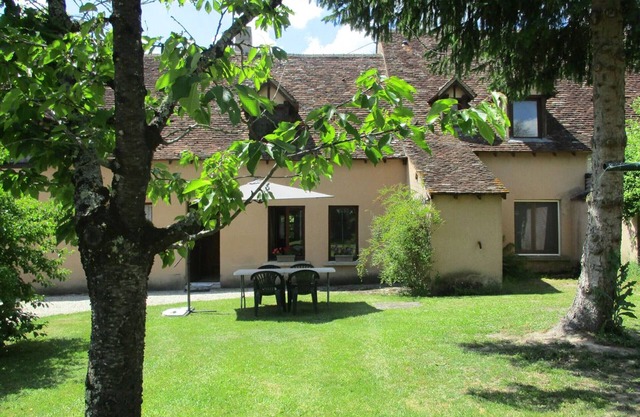 Charming Gîtes with Private Garden, Free Wi-Fi, and Fishing Pond in La Brenne Natural Park