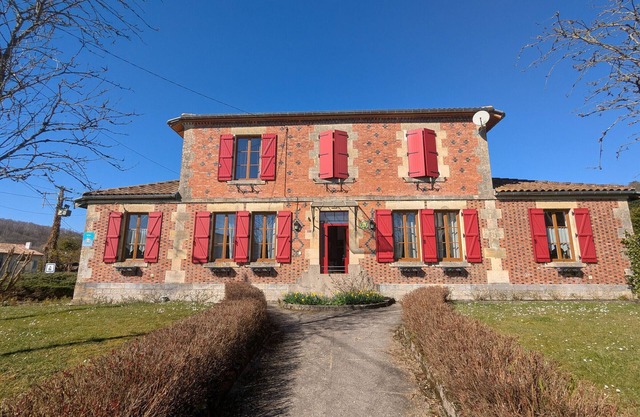 Charming Green Retreat: Spacious 3-Bedroom Cottage with Modern Amenities, Near Verdun & Reims