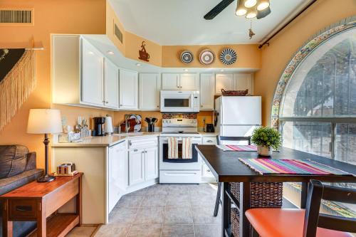 Charming Green Valley Townhome with Community Pool!