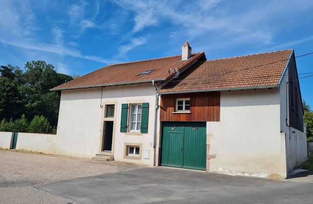 Charming Ground Floor Apartment with Private Parking and Terrace, Near Château de Lunéville