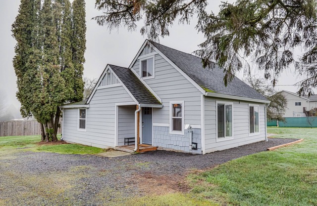 Charming Happy Valley Home: 13 Mi to Portland!