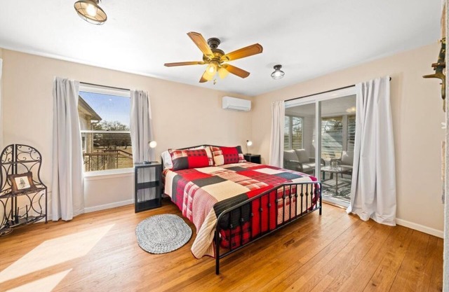 Charming, Hill Country Small-town Suite, Centrally located.