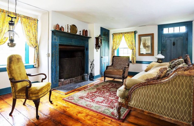 Charming Historic Farmhouse Minutes to Frenchtown!