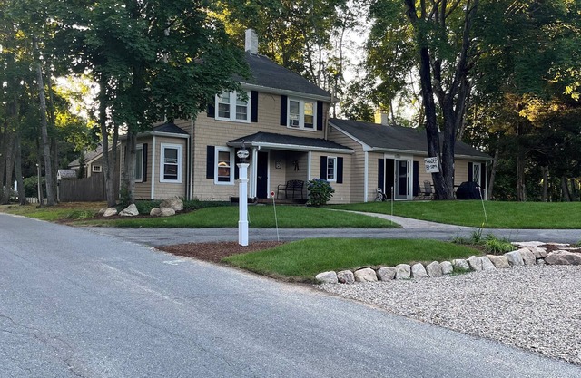 Charming, Historic Farmhouse with private pool on quiet street, beach pass