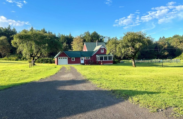 Charming Historic 4 Bdrm Farmhouse AC secluded, centrally located, fishing pond