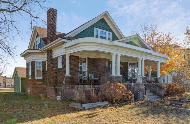Charming Historic Home. Large 5 bed 2 bath- close to everything