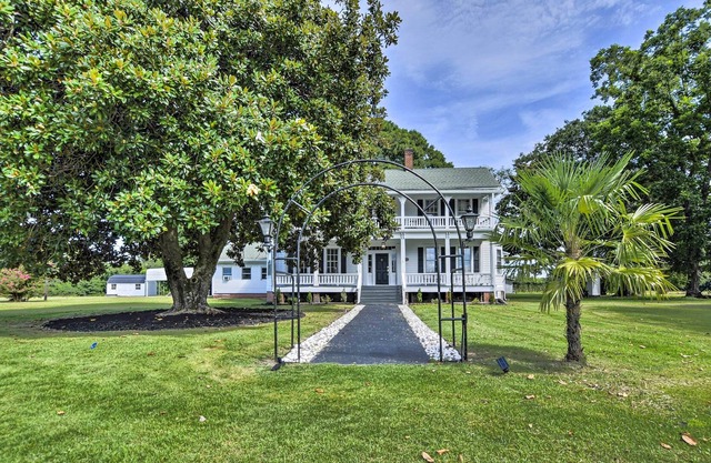 Charming, Historic Home Minutes from Myrtle Beach- Sleeps 16