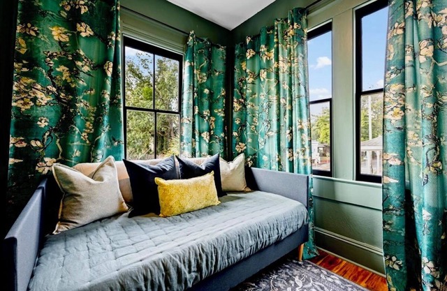 Charming historic Savannah, luxury amenities - 20 min drive to Tybee Island