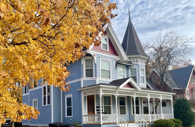 Charming, Historic Upper- Walk to Downtown, Lakes, Restaurants & Shops