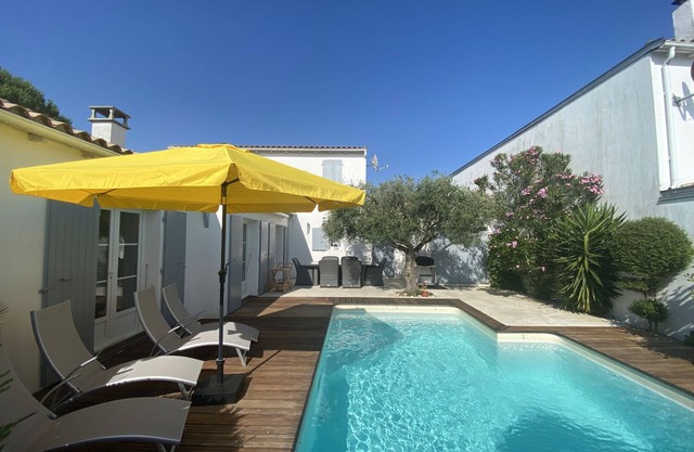 Charming house with swimming pool in Bois-Plage-en-Ré for up to 6 people.