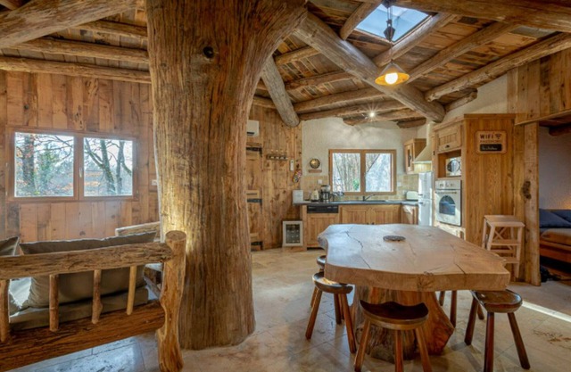 Charming Hobbit House with Oak Tree, Near Château de Chambord, Amenities Included
