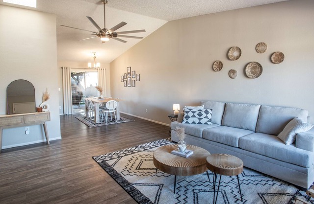 Charming Home 10-minute drive to Stadium!