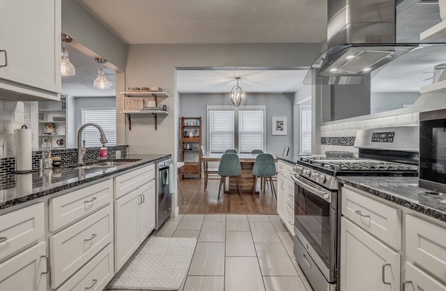 Charming home near Fairgrounds & DownTown sleeps 9