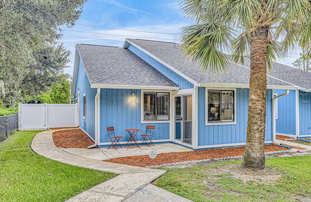 Charming home near beach & golf with central AC & patio - dog-friendly