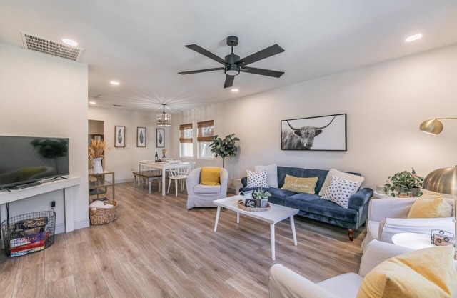 Charming Home near Dickies+KING bed+CLEAN+Quiet Street