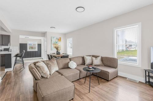 Charming Home Near Heart Of Downtown Sleeps 12