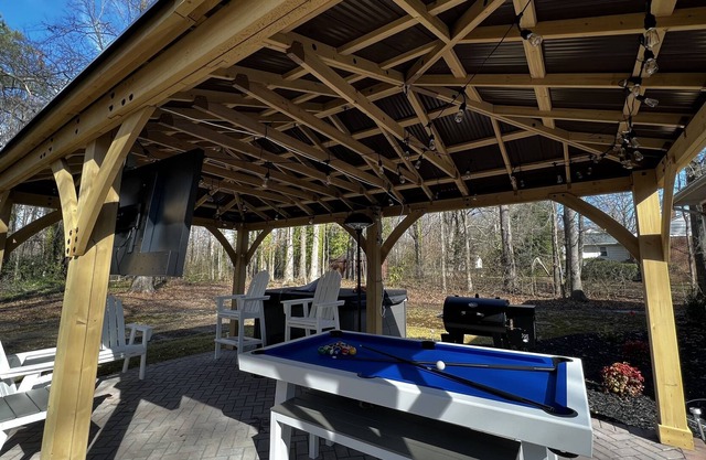 Charming Home w/ hot tub, pool table, and patio TV.
