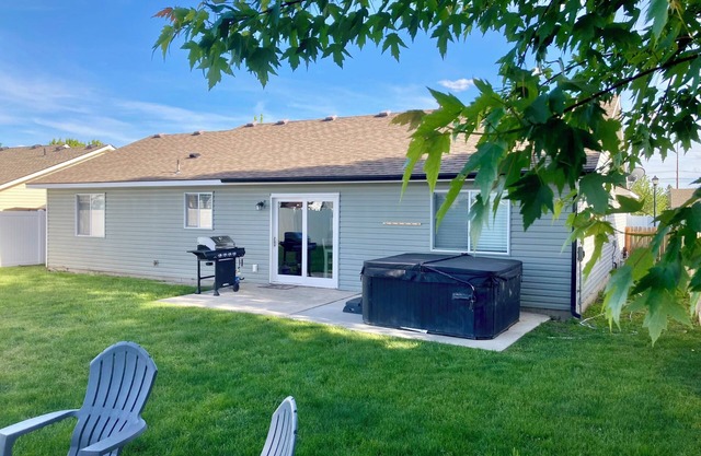 Charming Home w/Hot Tub, 3 mi to falls park!