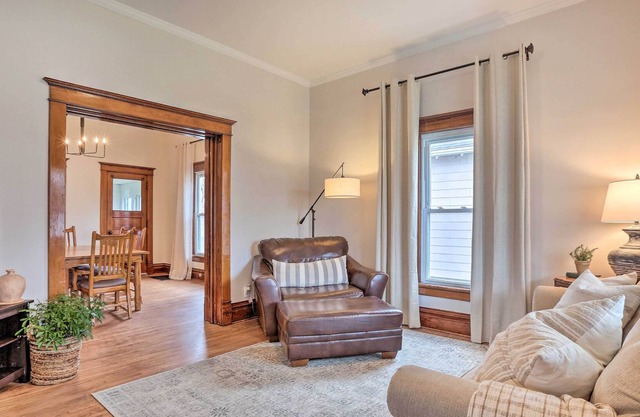 Charming Home w/ Porch Near Wartburg College!