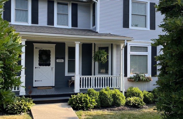 Charming home, walk to The District, dining & shops: Lake Geneva only 12 miles!