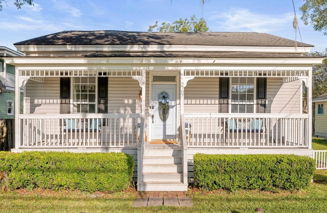 Charming Home with King Bed Between Downtown & Beach