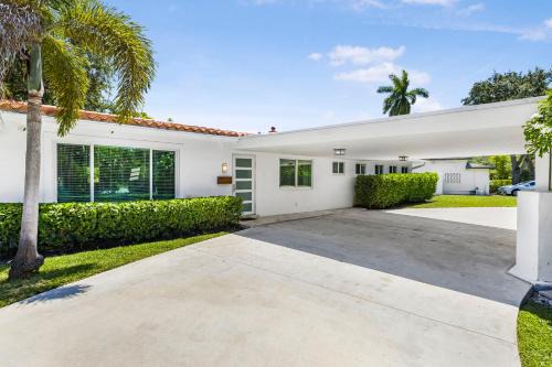 Charming Home with Pool in Biscayne Park