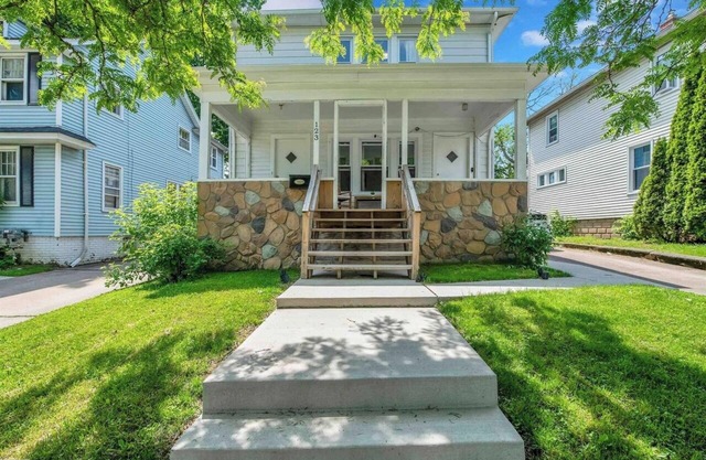 Charming Home-y 2-bedroom apt w high-speed Wifi in Vibrant Dwntwn Mount Clemens