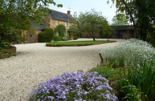 Charming homelike Cotswold Cottage sleeps 4 2bath/2bed Tranquil hidden village.