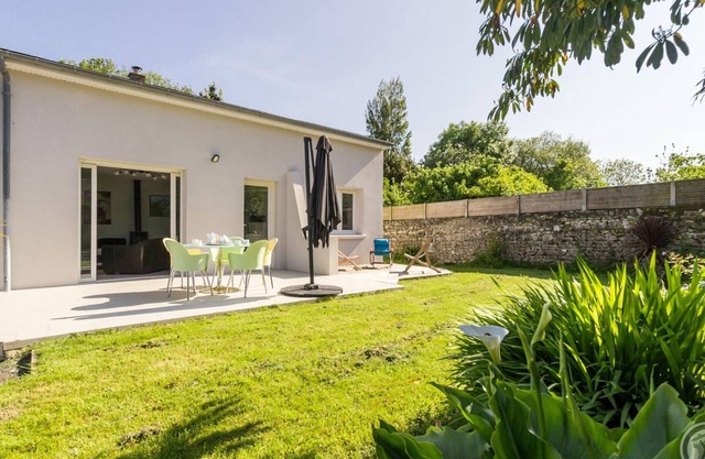Charming house with enclosed garden near beaches, pets allowed, WiFi