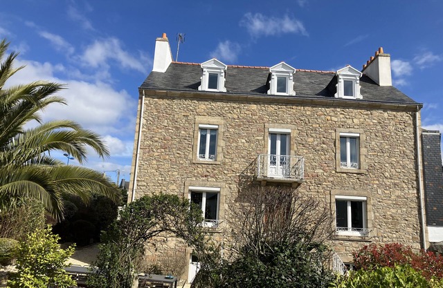 Charming house 2OOm from the port and seawater basin, right in the center of town.