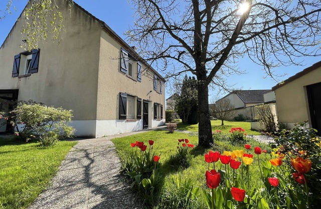 Charming house, Big enclosed garden, Land/Petanque, Pets allowed, Garage