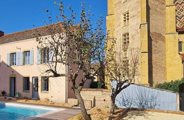 Charming house with heated private pool and enclosed garden, wifi included