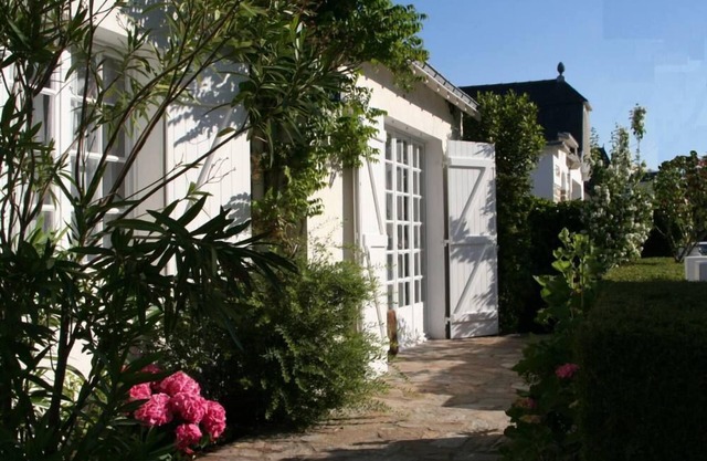 CHARMING HOUSE