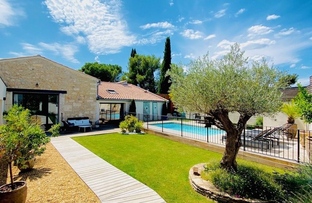 Charming house, heated pool, garden, beaches 20min away