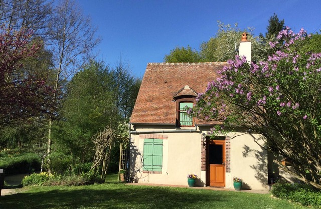 Charming house on the banks of the OUANNE