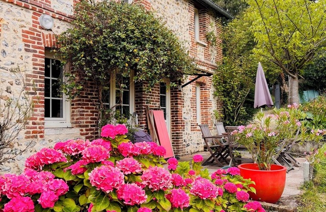 Charming house of 90 m², enclosed garden 1100m2, 10 minutes' walk from the pool