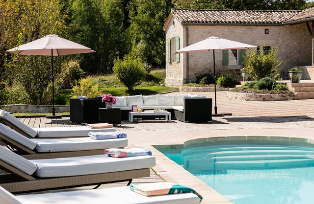 Charming house with swimming pool and jacuzzi