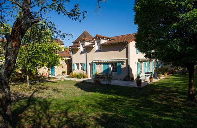 Charming house with garden – Cluny Downtown