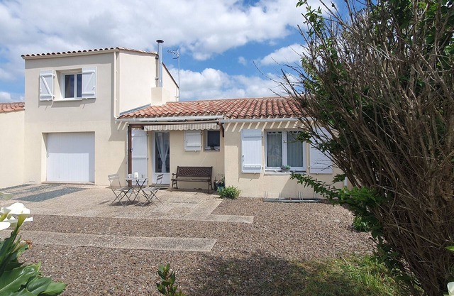 Charming House with Garden, Near Beach & Town, Pet-Friendly