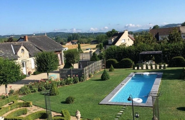 Charming House with Pool, Garden and Modern Amenities, Near Historic Sites