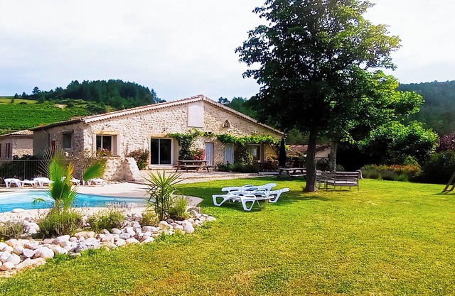 Charming house with swimming pool 14 people