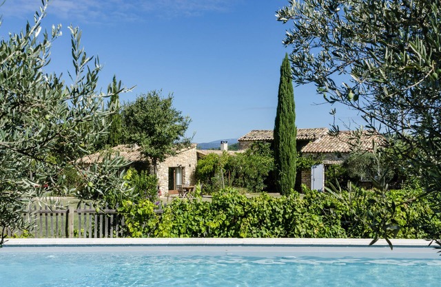 Charming house with swimming pool in the middle of vineyards in Luberon