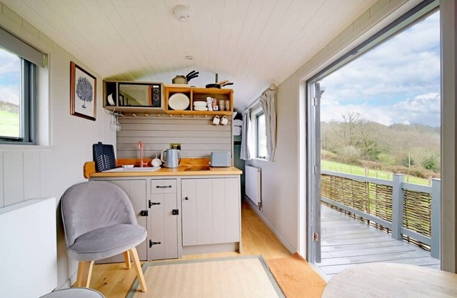 Charming Hut w/Outdoor Bath & Decking, Sea Views