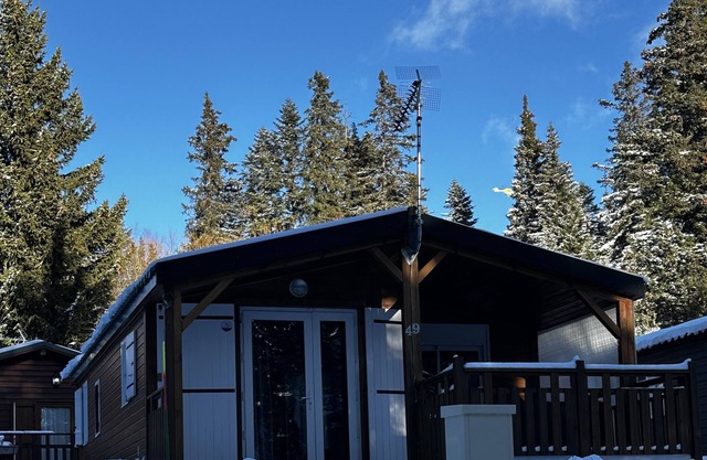 Charming individual chalet, very comfortable, located at the bottom of the ski slopes